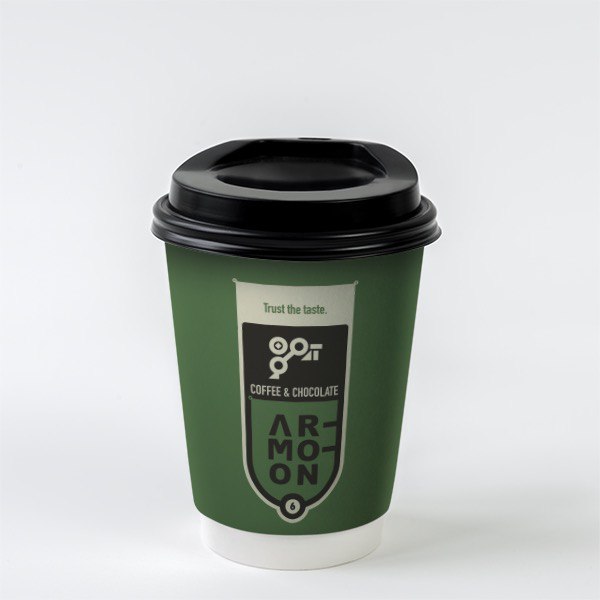 نوشیدن قهوه از لیوان کاغذی