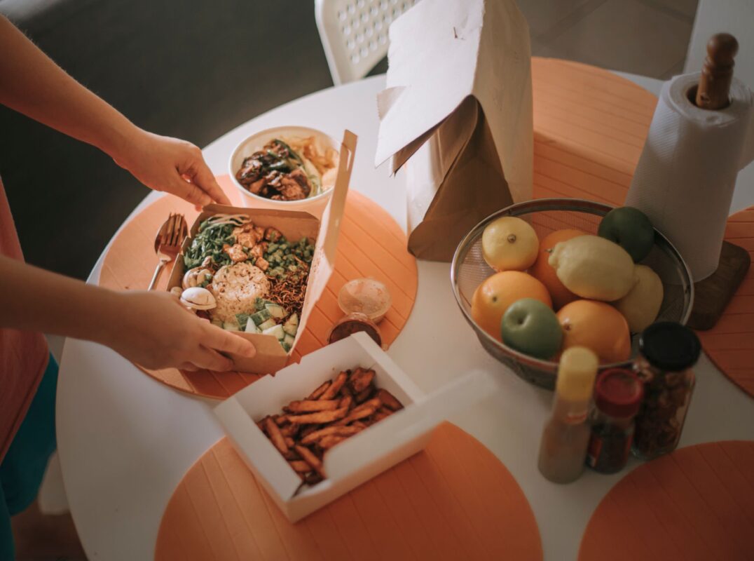 ست کامل بسته‌بندی دلیوری شامل کاسه کرافت و بطری نوشیدنی