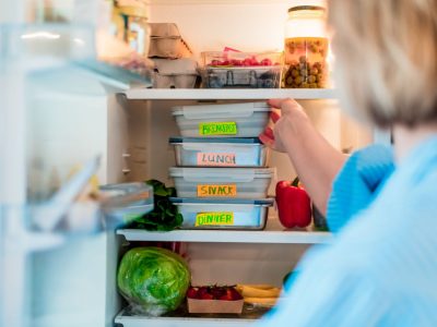 ظروف کاغذی میل پرپ پر از غذای سالم و رنگارنگ در یخچال