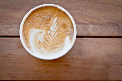 تضاد رنگی قهوه در لیوان کاغذی سفید برای بهبود ادراک طعم