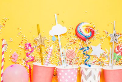 دیزاین و چیدمان خلاقانه ظروف کاغذی یکبارمصرف و لیوان‌های رنگی روی میز تولد لاکچری